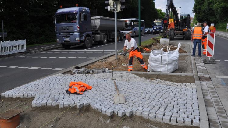 Besonders bei großer Hitze ist die Verlegung des schweren Granitpflasters eine sehr anstrengende Arbeit.