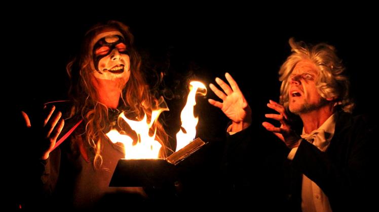 Ein ungleiches Paar: Falko Illing als Mephisto und Christian Venzke als Faust  