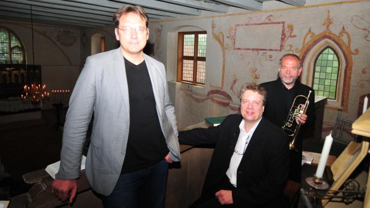 Historiker Christoph Wunnicke, Organist Dr. Roger Eibel und Ulf Rust an der Trompete (v. l.) gastierten in Demern.  