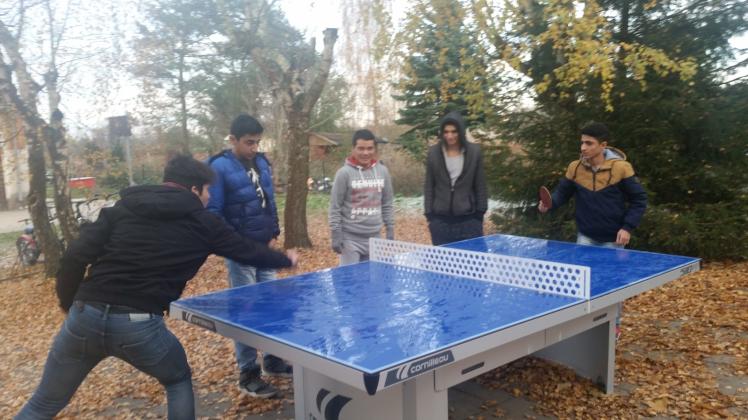 Die Jugendlichen sind in ihrer Freizeit gerne sportlich aktiv. Da kam die neue Tischtennisplatte gerade richtig.  Fotos: Privat (2) 