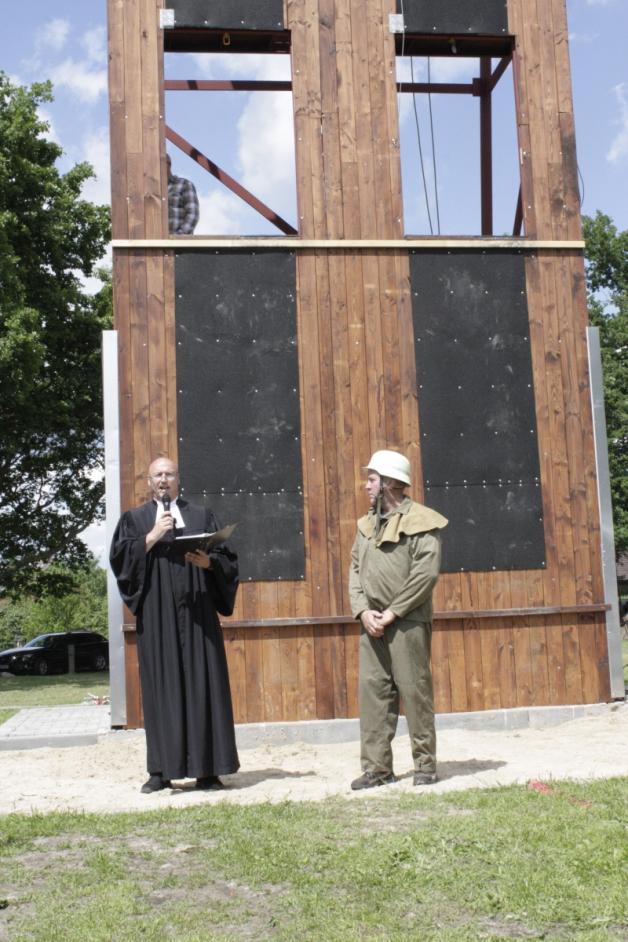 Militärseelsorger Michael Reis weihte den neuen Steigeturm im Beisein von Gemeindewehrführer Bodo Thees. 