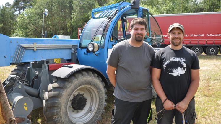 Mit viel Einsatz und schwerem Gerät sorgen Veranstalter Patrick Woth und Dekorateur Henning Liebenow dafür, dass das Goa-Fest startklar ist.  