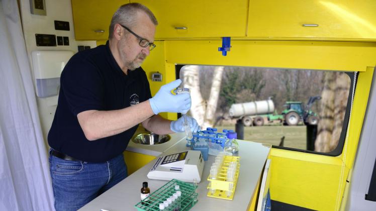 Harald Gülzow bei Analysen von Wasser im Labormobil. Der Verein VSR Gewässerschutz war kürzlich in Parchim, um das Wasser aus privaten Brunnen zu untersuchen.  