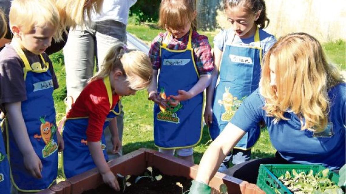 Schaufel und Schürze für junge Gärtner