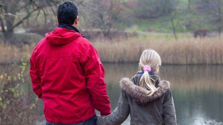 Ein Sorgerechtsstreit ist für alle Seiten belastend. Wichtig ist, dem Kind klar zu machen, dass es sich nicht zwischen Mama und Papa entscheiden muss. Ein Sorgerechtsstreit ist für alle Seiten belastend. Wichtig ist, dem Kind klar zu machen, dass es sich nicht zwischen Mama und Papa entscheiden muss.