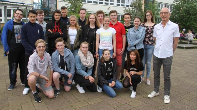 Stolz auf den Preis ist die Klasse 9/2: Florian, Roman, Sarah, Lena, Thao (vorn, v. l.), Ive, Gaëtan, Sara, Fiene, Sophia, Max, Kim, Max, Vanessa, Sebastian, Richi, Teetje, Yannic und Adrian (hinten) sowie Schulleiter Gerald Tuschner. Stolz auf den Preis ist die Klasse 9/2: Florian, Roman, Sarah, Lena, Thao (vorn, v. l.), Ive, Gaëtan, Sara, Fiene, Sophia, Max, Kim, Max, Vanessa, Sebastian, Richi, Teetje, Yannic und Adrian (hinten) sowie Schulleiter Gerald Tuschner.
