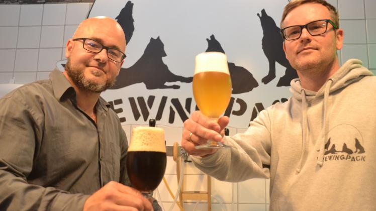 Brewing Pack:  Lutz Dinklage (links) und Thomas Pollum brauen in Elmshorn ihr eigenes Bier.  