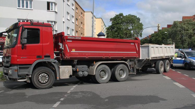 Toter Winkel: Radfahrer bei Unfall in Rostocker Karl-Marx-Straße von Lastwagen überrollt - 28-Jähriger schwer verletzt