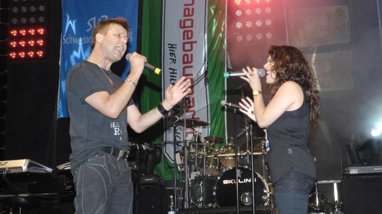 Die Güstrower Band „Stereo Herz“ mit Cristin Cioma und Sven Friedrich spielt Sonnabend auf dem Stadtfest.  