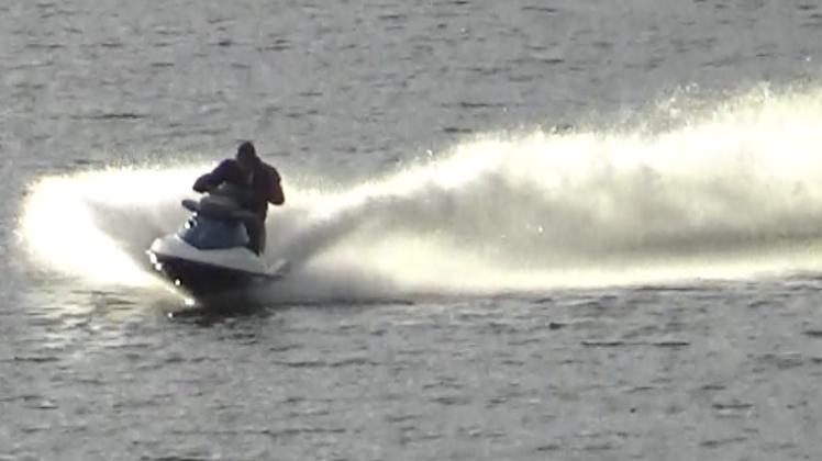 Im Rausch der Geschwindigkeit: Rasende Wassermotorrad-Fahrer gefährden aus Sicht von Naturschützern den Lebensraum der Wasservögel.  Fotos: BUND / Koepke 