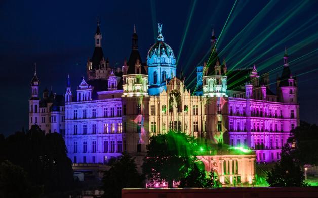Licht-Spektakel im Dunkeln: Das Schloss wird Freitag und Sonnabend in großartige Farben getaucht. 