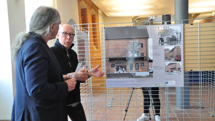 Bei der Eröffnung der Schau „Fenster in die Geschichte“ zeigt Werner Krömeke (r.) Bürgerschaftspräsidenten Wolfgang Nitzsche (Linke) wie er historischen Fotografien in Gebäude integrieren will.  