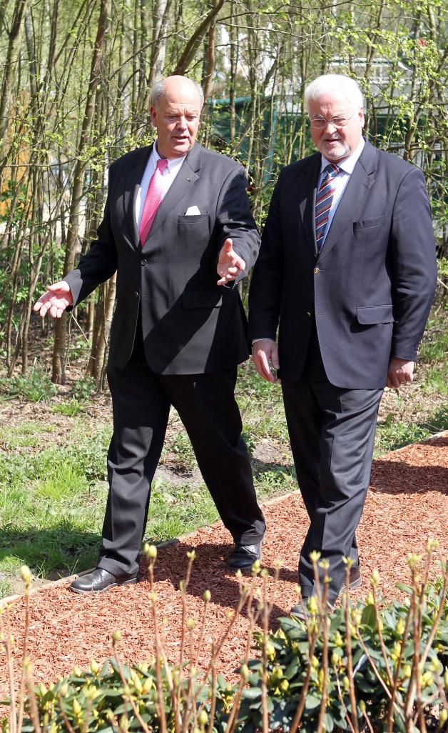 Hans-Joachim Grote (links) mit Peter Harry Carstensen. Hans-Joachim Grote (links) mit Peter Harry Carstensen.