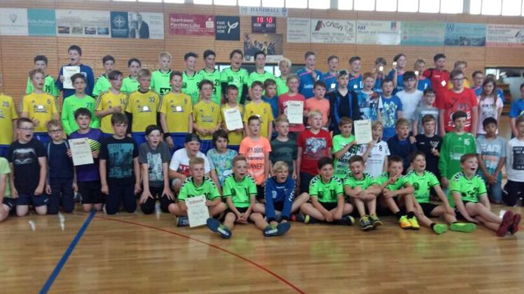 Das Teilnehmerfeld der D-Jugend-Handballer in der Klüschenberghalle nach der Siegerehrung 