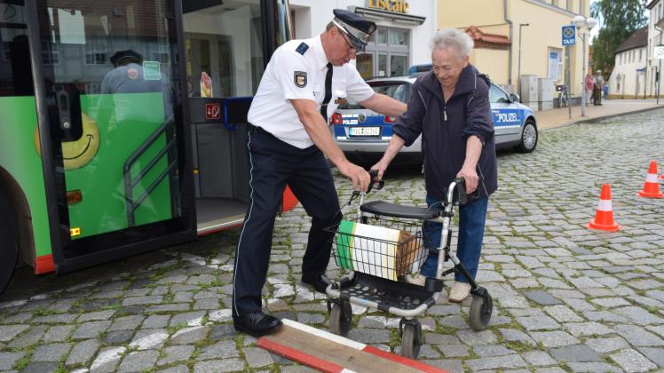 Wie Ruth Hünemörder die Kantsteine auf dem Weg zum Bus passieren kann, zeigt Karsten Hamann vom Präventionsteam der Polizeiinspektion Güstrow. 