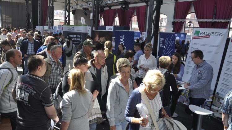 „Leben und arbeiten in Nordwestmecklenburg“: Schon am frühen Vormittag war die Markthalle im Alten Hafen von Wismar gut besucht.  Fotos: Holger Glaner 