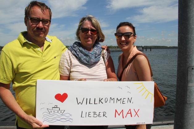 Haben auch ein Schild für Sohn und Freund Max angefertigt: die Eltern Uwe-Jens und Kerstin Dönau sowie Freundin Janine Schaar. Nach viereinhalb Monaten Abwesenheit sind alle glücklich über die Rückkehr. 