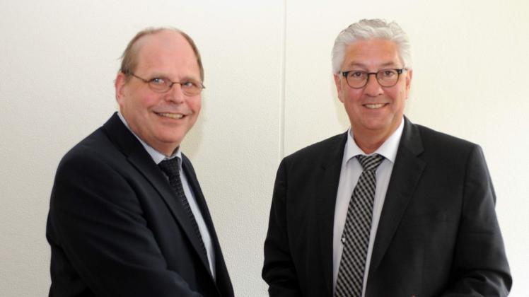 Dr. Jörg Kriewitz (l.) heißt der neue Amtsgerichtsdirektor in  Niebüll. Ministerialdirigent Wilfried Hoops  führte ihn gestern in sein Amt ein.