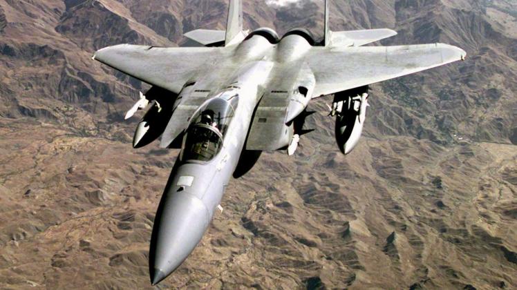 Das ist das amerikanische Kampfflugzeug Typ F-15.