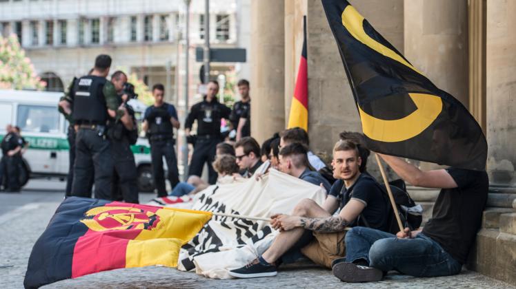 Anhänger der rechten „Identitären Bewegung“ vor dem Bundesjustizministerium in Berlin.