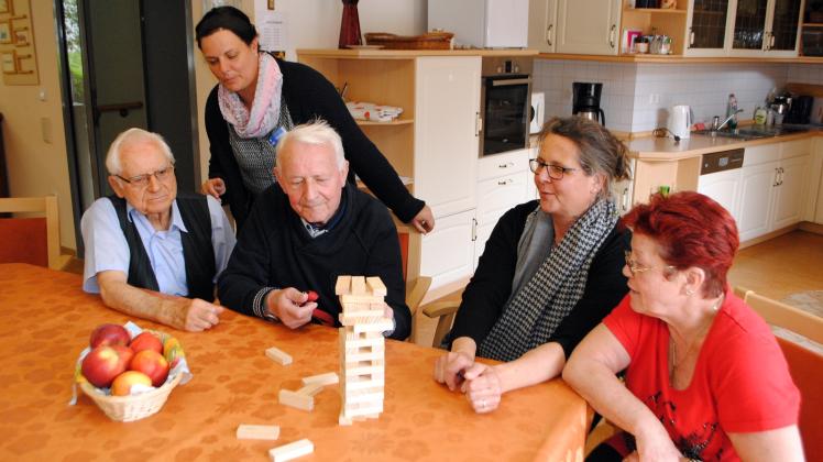 Spielenachmittag in der WG: Margret Fromm-Ehrich (2.v.r.) und Maria Puhlmann (2.v.l.) vom Augustenstift mit den Bewohnern Willibald Hampel, Helmut Kunst und Sigrid Stricker (v.l.)  