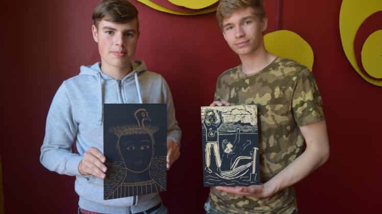 Sprichwörter grafisch umgesetzt: Niklas Roth (l.) mit „Du hast ja wohl einen Vogel“ und Steven Günterberg mit „Wer anderen eine Grube gräbt, fällt selbst hinein“.  
