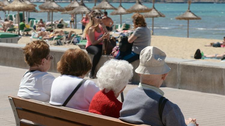 Finanziell gut situiert sind viele Rentner und können so ihren Ruhestand genießen. Allerdings besteht auch ein wachsendes Armutsrisiko in dieser Altersgruppe. 