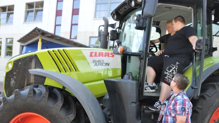 Azubi Jean (hinten) sowie Chris Manuel und Max, die mit einer Ausbildung in der Landwirtschaft liebäugeln.