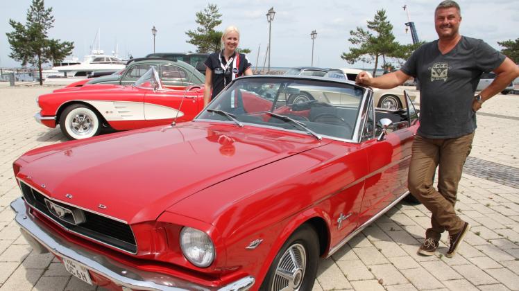 Mitorganisatorin Hilke Hildebrandt und OCC-Geschäftsführer Carsten Möller mit dem neuen Ford Mustang, der immer ein Kindertraum des 53-Jährigen war.  Fotos: mapp 