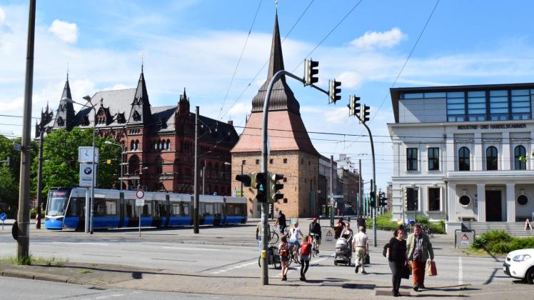 Die Steintor-Kreuzung ist einer der größten Verkehrsknoten der Hansestadt. Bis nächstes Jahr bleibt sie, wie sie ist. 