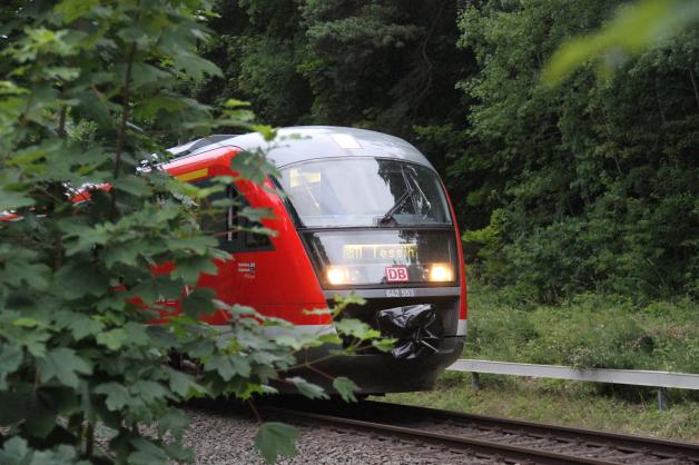 ödlicher Unfall an Bahnübergang in Rostock: 75-Jähriger im Tannenweg von Zug erfasst und getötet - Mann schob Fahrrad an gesenkten Halbschranken vorbei 