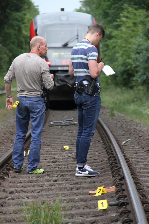 ödlicher Unfall an Bahnübergang in Rostock: 75-Jähriger im Tannenweg von Zug erfasst und getötet - Mann schob Fahrrad an gesenkten Halbschranken vorbei 