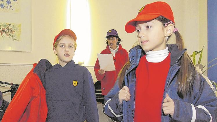 Gleicher Look: Die Kleidung mit T-Shirt, Polo-Hemd, Jacke und Basecap sind Voraussetzungen, um an der Grundschule in Potsdam aufgenommen zu werden.  