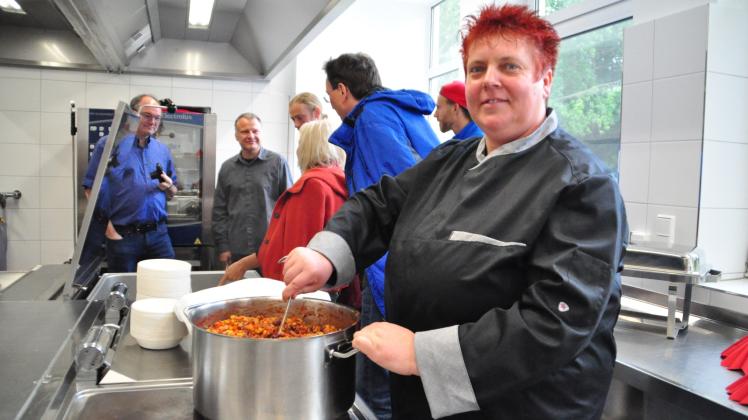 Es köchelt auf dem Herd: Nach mehr als zwei Jahren können Corinna Johnsen und ihre Kollegen seit Anfang Juni in der neuen Suppenküche frisches Essen für Bedürftige zubereiten.  