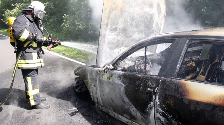 Ein Pkw BMW ist auf der Bundesstraße 392 zwischen Zölkow und Mestlin ausgebrannt. 