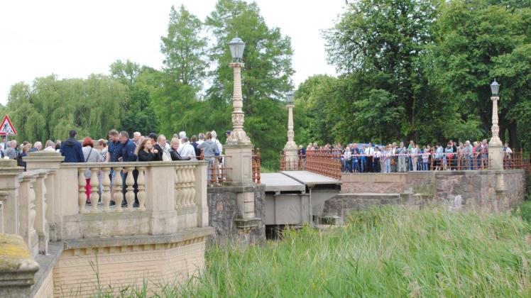 Die historische Drehbrücke am Schloss gehört zur touristischen Route und zu den „Tagen der Industriekultur am Wasser“. Am Wochenende wurde sie viermal geöffnet. Fotos: Hoefer 