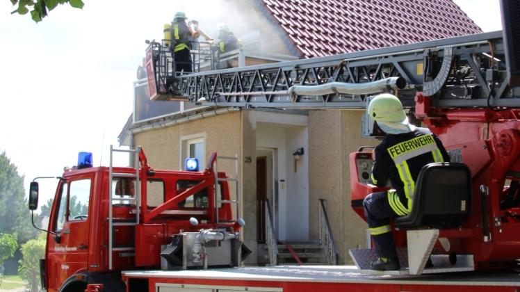 Ein Gedanke, der einen erschauert: Zuhause brennt es und jemand ist noch im Haus. Dieses Szenario stellte die von Zukunftssorgen geplagte Rühner Feuerwehr anlässlich des 90-jährigen Bestehens dar. 