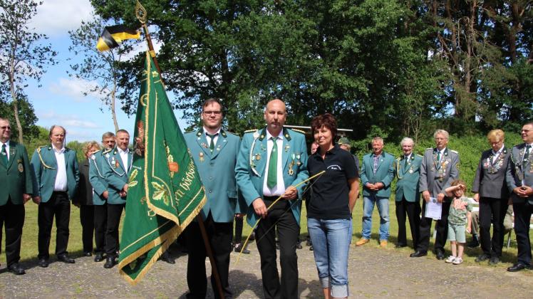 Andreas Voges (M.), Vorsitzender des Tarnower Schützenvereins, freut sich über eine Unterstützung der Ostseesparkasse (Ospa). Die Bützower Filialleiterin Sabine Preuß (r.) überreichte dafür symbolisch einen Bogen, während Toni Reinholdt die Vereinsfahne präsentiert. Die Ospa und unser Verlag riefen zur Aktion „Wünsch dir was“ auf, an der sich der Verein erfolgreich beteiligte. 