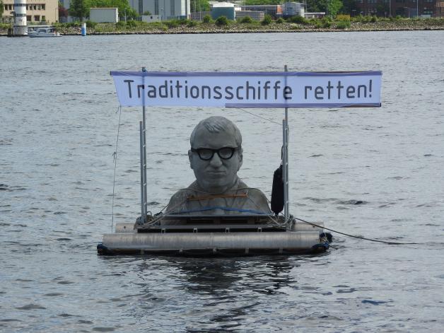 Die Büste „Betonkopf des Jahres“ der Bildhauerin Rosa Treß wird von den Traditionsschiffern durch die Kieler Förde gezogen. Sie wollen Diskussionen anregen und auf ihr Problem aufmerksam machen.