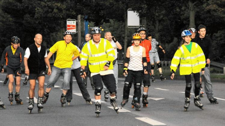Seltenes Bild: Für eine Sportveranstaltung durften die Inline-Skater auf der gesperrten Crivitzer Chaussee fahren. Im Alltag sind sie auf Fußwegen zu Hause – in Schrittgeschwindigkeit.  