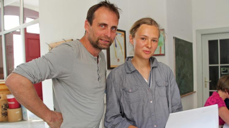 Emelie Jogschies zeigt Henning Spitzer ihr Skizzenbuch. Bei ihm belegte sie im Güstrower Kunsthaus einen Mappenkursus.  