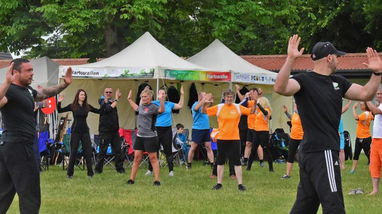 Vor den Rennen wärmten sich die Regattateilnehmer mit Gymnastik auf. 