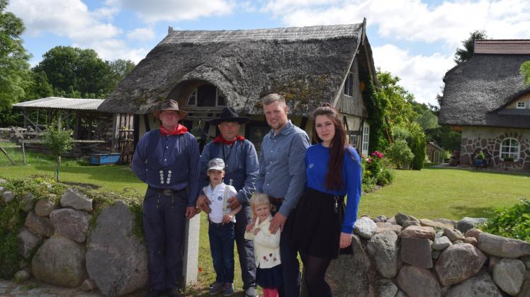 Eine Reetdachdeckerfamilie: Vater Heinz Stapelfeldt mit den Kindern Andreas (l.), Michael und Anna Maria sowie den Enkeln Arne und Frieda.