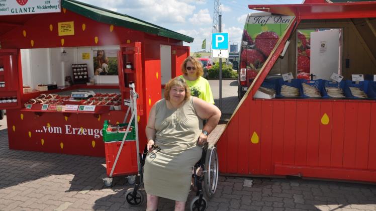 Die gehbehinderte Patrizia Liedel-Macintyre und ihre ebenfalls behinderte Tochter Jil sind auf Einkäufe in Boizenburg angewiesen. Bei Markant sind derzeit die Behindertenparkplätze jedoch versperrt.  