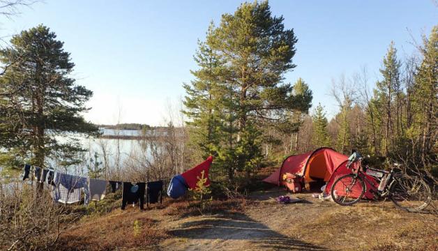 Wildes Campen in der finnischen Pampa – und die Mitternachtssonne wärmt das Zelt.  