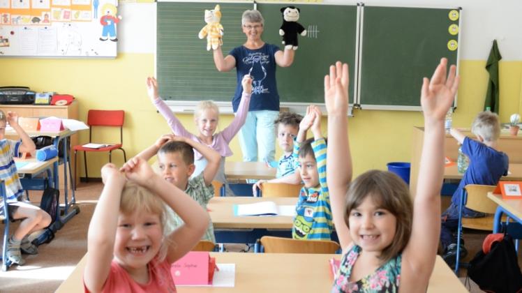 Mit Begeisterung absolvierten die Vorschüler aus Crivitz ihren Schultag. Die Sechsjährigen Neele (l.) und Madleen freuten sich über den Schnuppertag.  