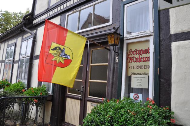 Die Fahne zeigt an, das Heimatmuseum ist geöffnet.  
