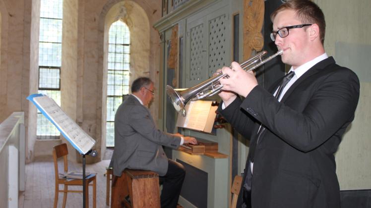 Werner Koch an der Schmidt-Orgel und Florian Sauer, Trompete.