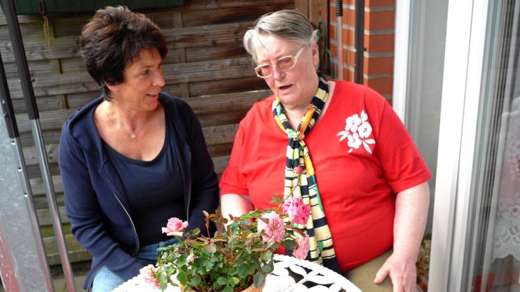 Kerstin Wein und Christel Nauenburg,(r.) finden immer mal wieder Zeit für einen Plausch.  Fotos: Thorsten meier 