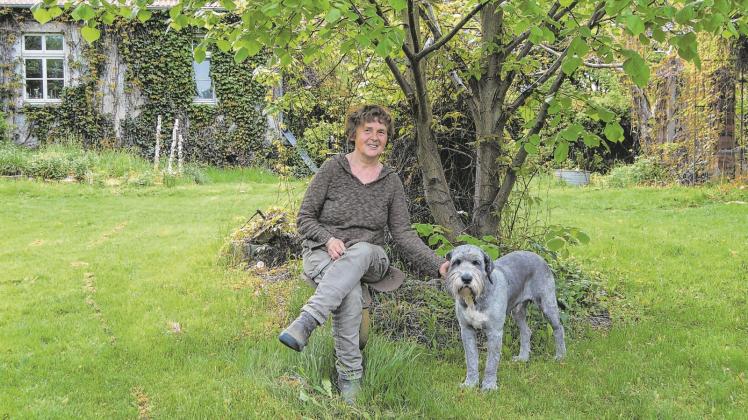 Liebt die Einsamkeit des Oderbruchs: Sophie Natuschke mit Hund Oleg im Garten ihres Loose-Hofes.  